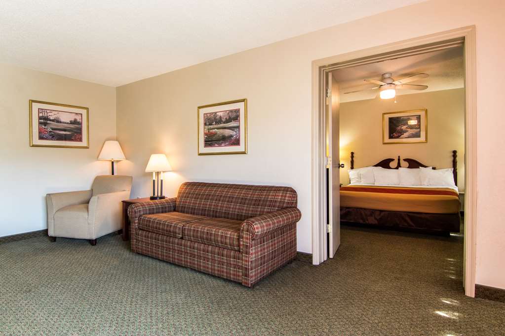Econo Lodge Inn & Suites Conference Center - photo 15