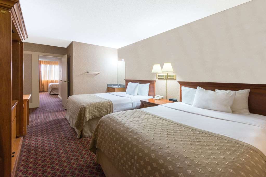 Ramada Hotel & Convention Center by Wyndham Topeka Downtown - photo 6