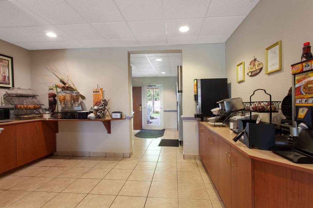 Microtel Inn & Suites by Wyndham Lady Lake The Villages - photo 20