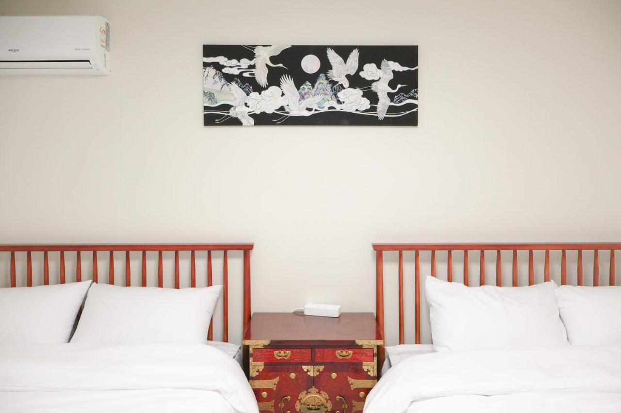 Stay Yeobaek 2BR 1BA 2min to Hongdae 5mins to Sangsu station — 4-Star Luxury Hotel in Seoul, South Korea