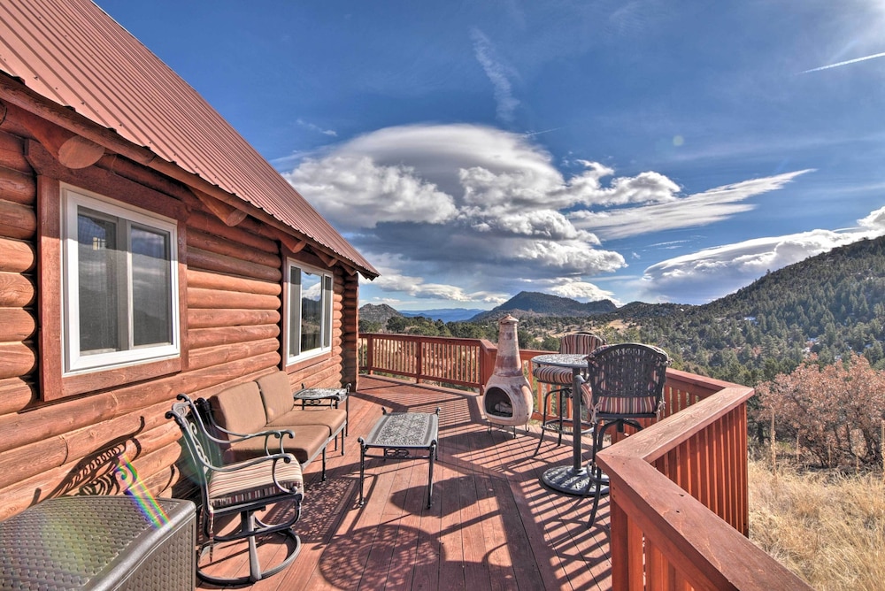 Remote Escape with Deck and Sweeping Mountain Views — hotel in Coaldale