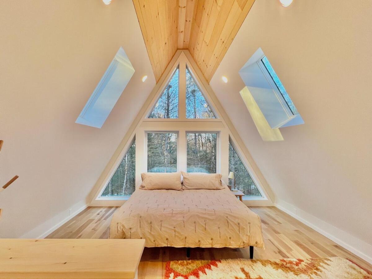 Chickadee A Frame - carbon neutral hotel in Freeport
