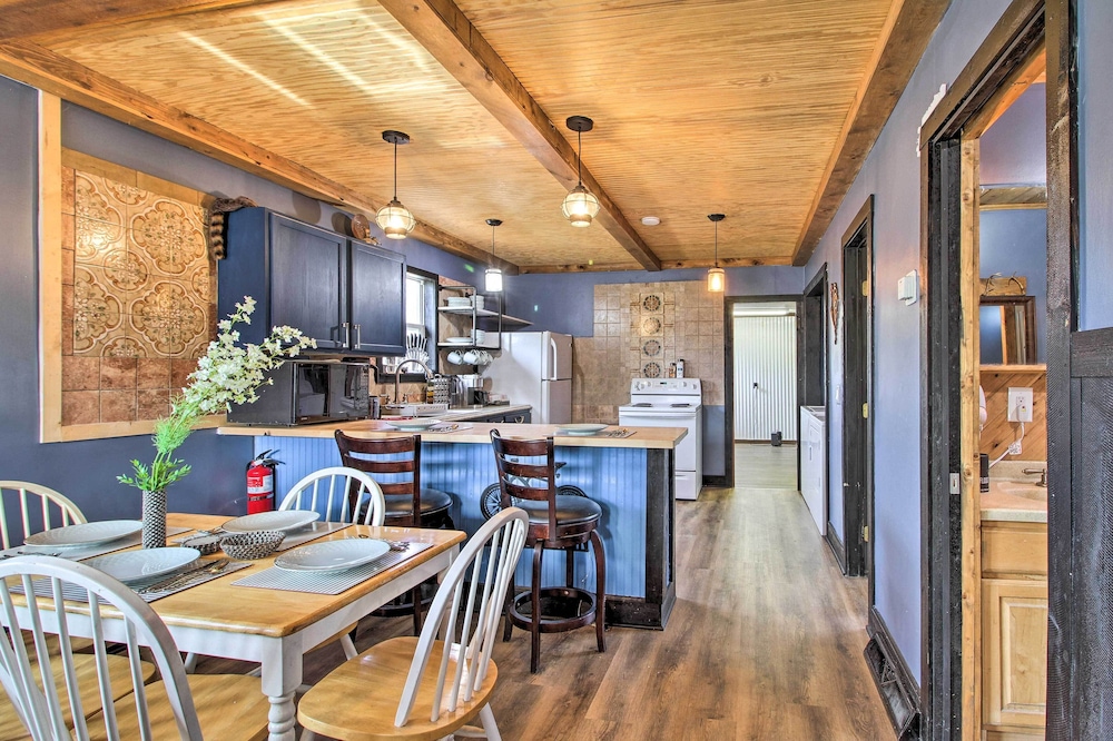 Quaint Ironton Getaway w Fire Pit Gas Grill — hotel in Ironton