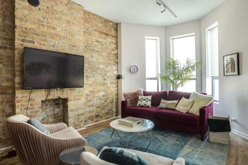 Beautifully Remodeled Second Floor Flat in River North 2N — 4-Star Luxury Hotel in Chicago, United States