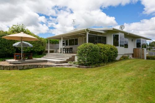 Beautiful Three Bedroom Home with Lake Views — 4-Star Luxury Hotel in Taupo, New Zealand