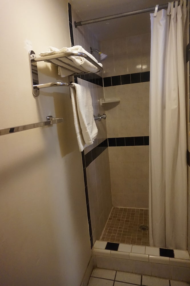 Pearsall Executive Inn - photo 18