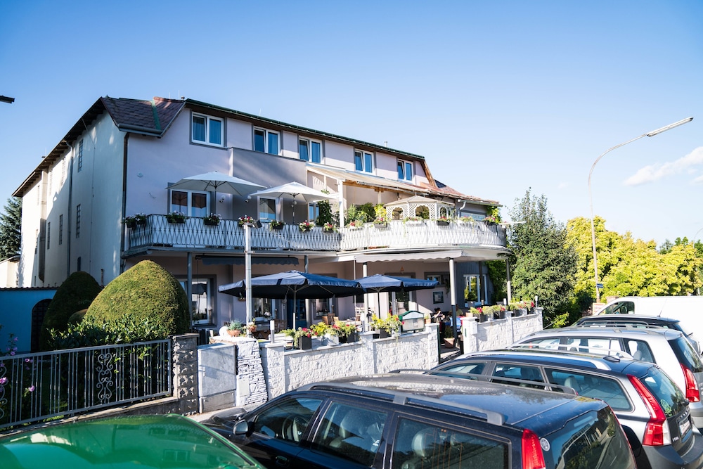 Pension & Restaurant La Amalia — 4-Star Luxury Hotel in Bad Sauerbrunn, Austria