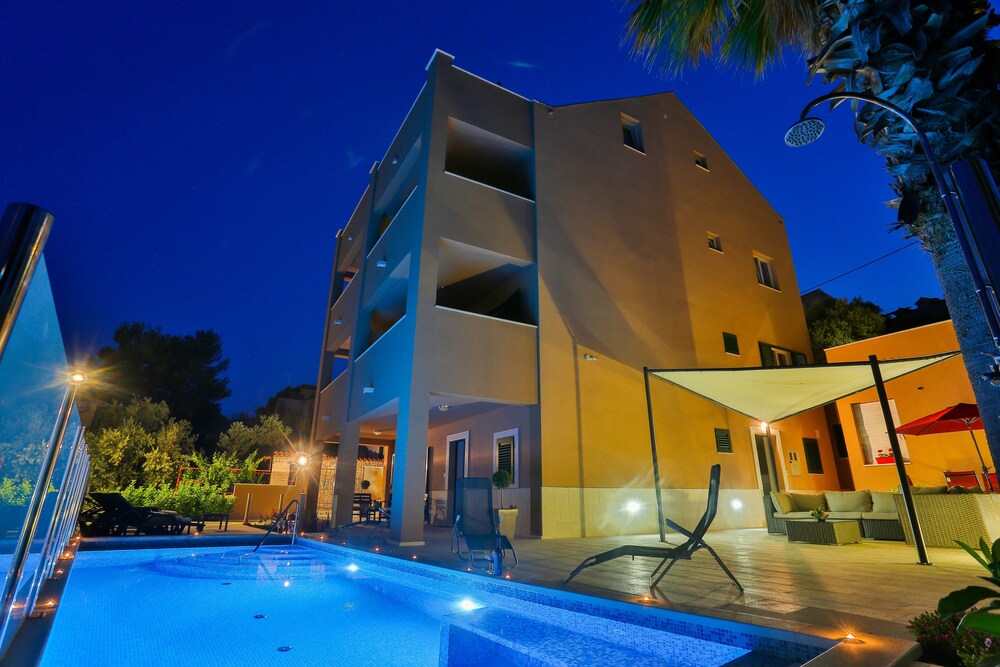 Apartments Marly — 4-Star Luxury Hotel in Okrug Gornji, Croatia