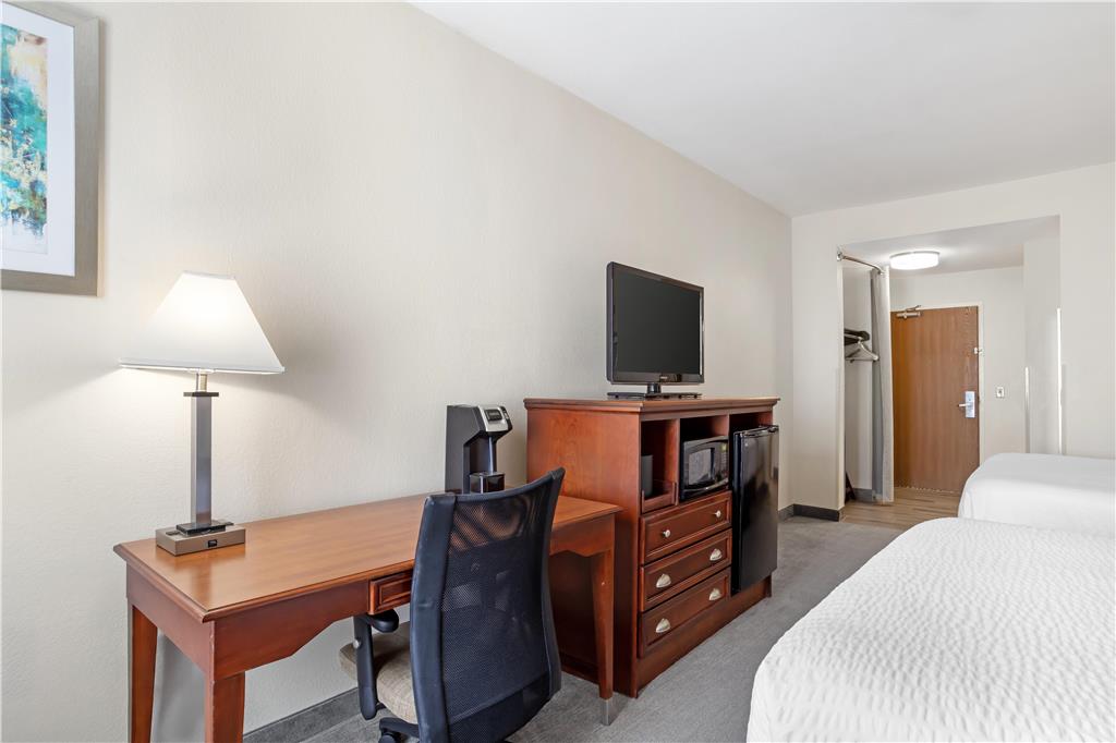 Best Western Plus Executive Hotel & Suites - photo 17