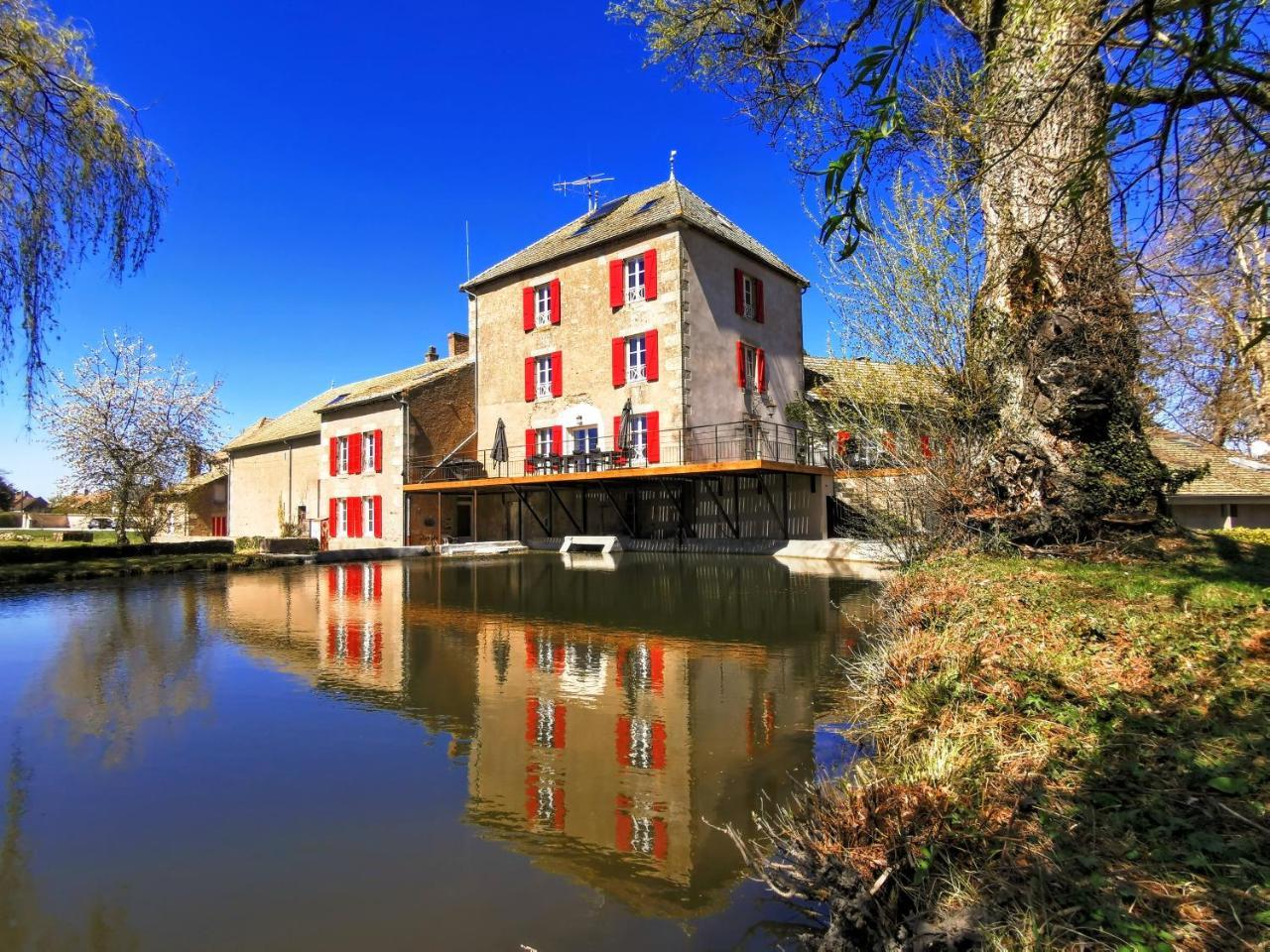 Moulin Des Ducs by Vindihouses Piscine Chauffee Escalade Billard Fitness Etc — hotel in Epinac
