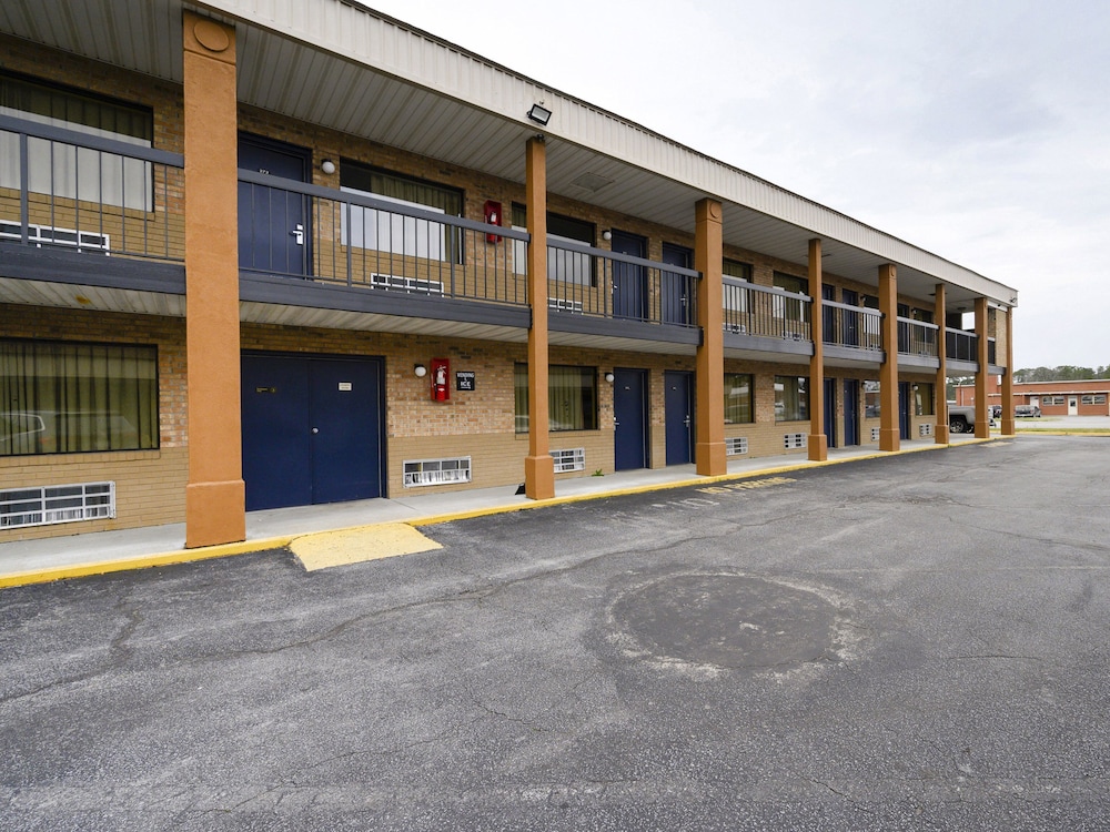 OYO Hotel Williamston - photo 23