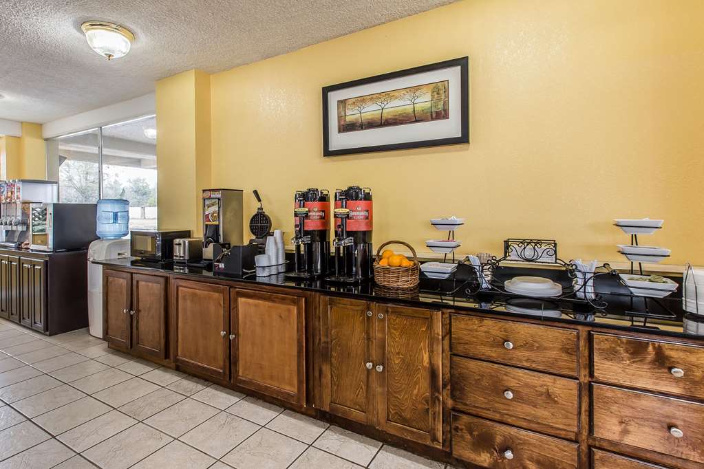 Econo Lodge Byron - photo 16