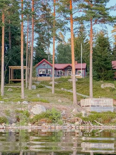 Semesterhus Vid Sjön Med Bastu Nära Karlskoga — hotel in Karlskoga
