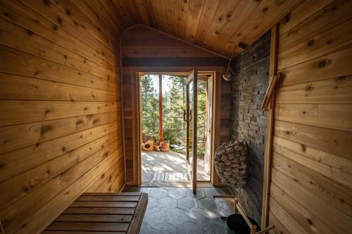 Perch Peaceful ECO Cedar Hot Tub AC EV Mountain Views — hotel in Running Springs
