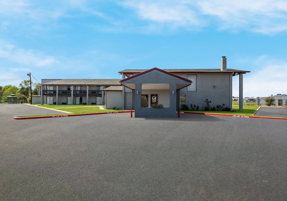 Red Roof Inn Madisonville - photo 31