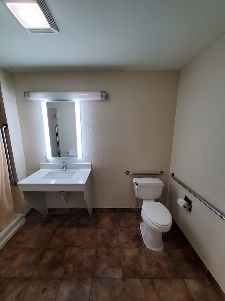 Rodeway Inn Downtown - photo 17