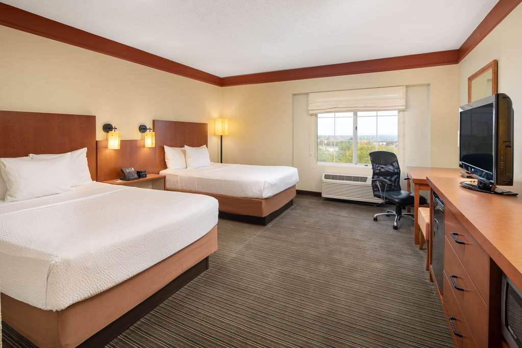 La Quinta Inn & Suites by Wyndham Atlanta Ballpark Galleria - photo 25
