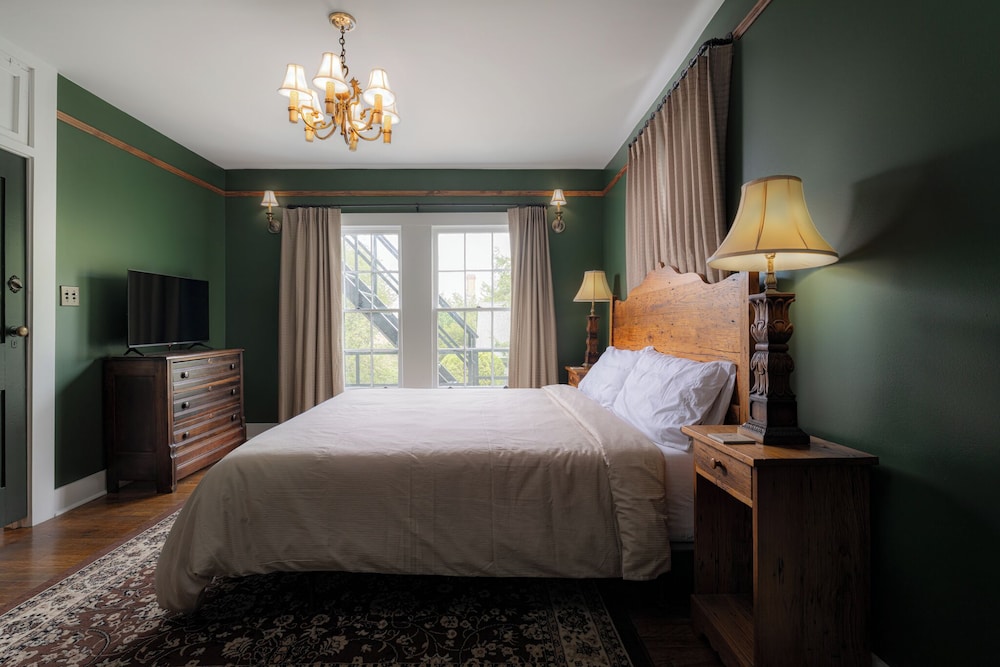 The NuWray Hotel & Carriage House - photo 23