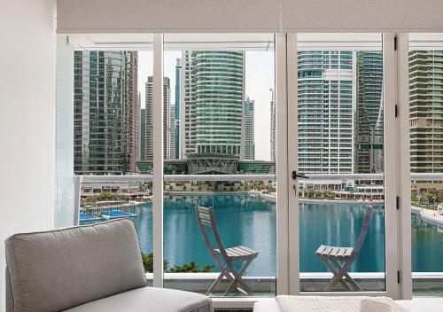 Lux Studio in JLT with Amazing View Next to the Metro Dubai Arch tower - last minute hotel in Dubai