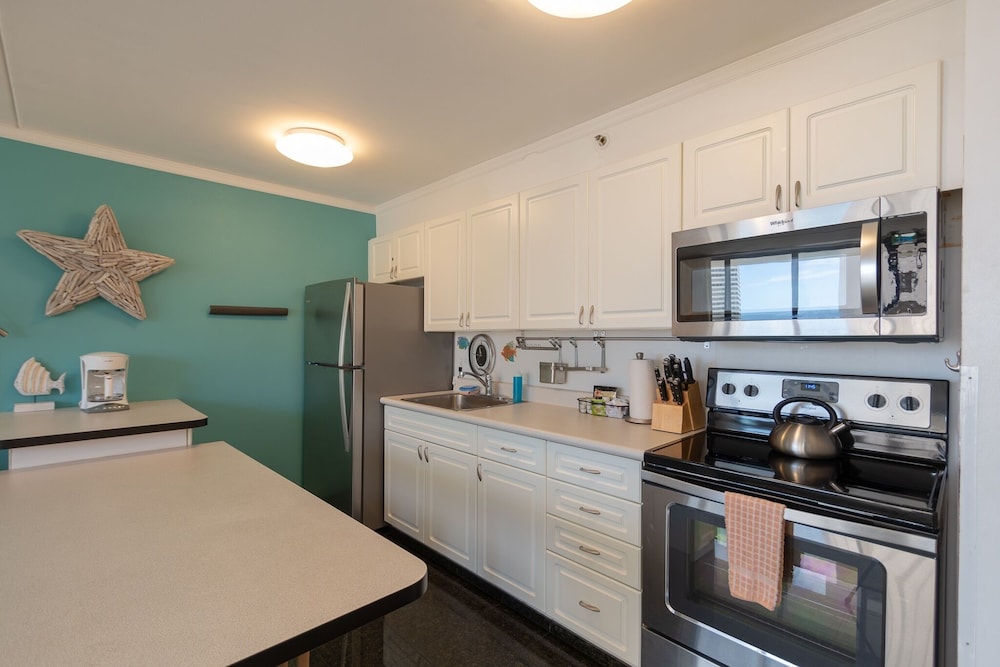 Modern 12th Floor Waikiki Banyan Condo with Partial Ocean Views by Koko Resort Vacation Rentals Honolulu - photo 9