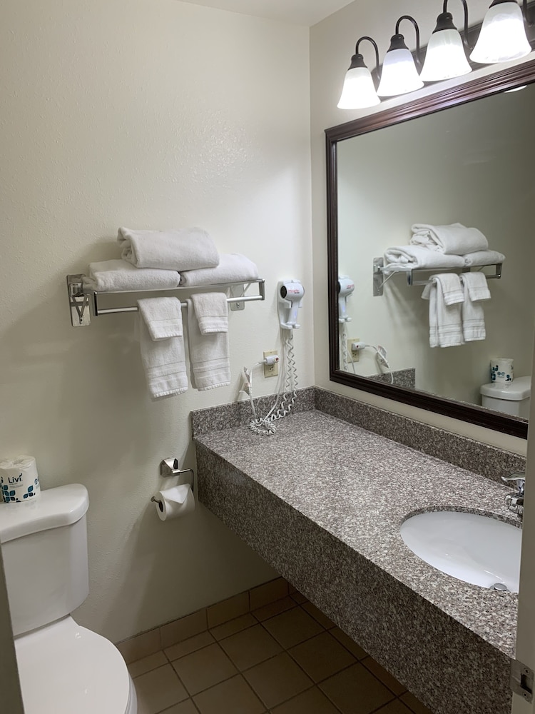 Days Inn by Wyndham Lake Point - photo 16