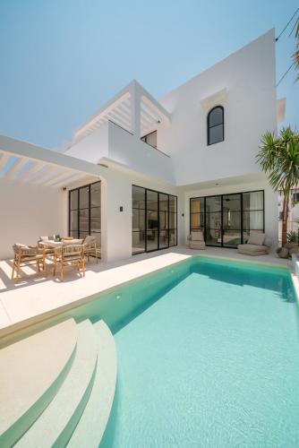 Sanctum House Exquisite 3BR Tropical Villa in Perfect Location — 4-Star Luxury Hotel in Kerobokan, Indonesia