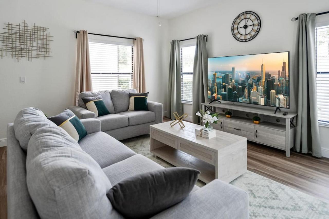 Spacious 4BR Home Perfect for Families — 4-Star Luxury Hotel in Orlando, United States