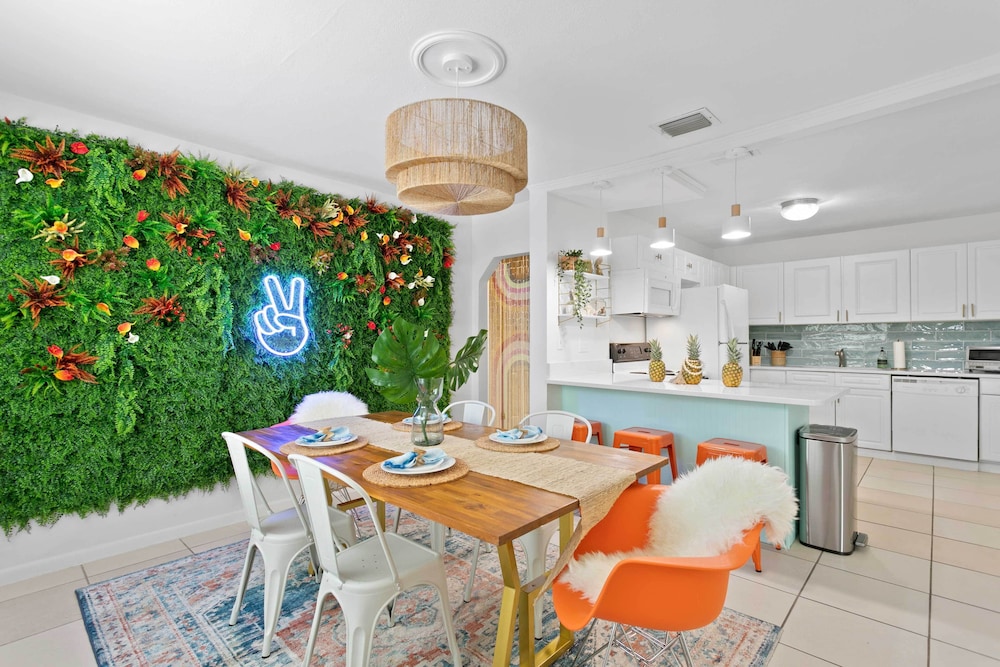 Chic Ocean Oasis w Heated Pool 2 Blocks to Beach Indian Rocks Beach — hotel in Indian Rocks Beach