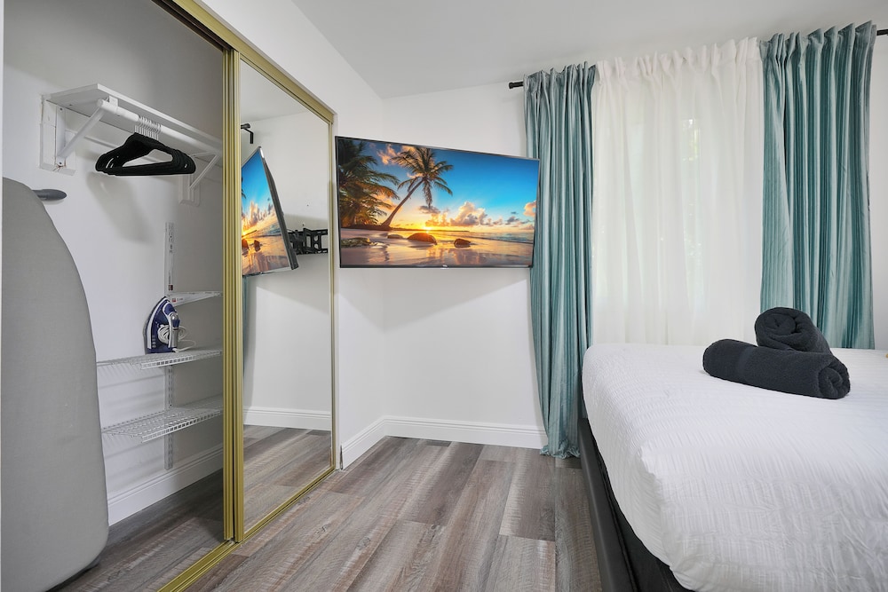 Jungle Getaway Wynwood Massage shower BBQ Patio — 4-Star Luxury Hotel in Miami, United States