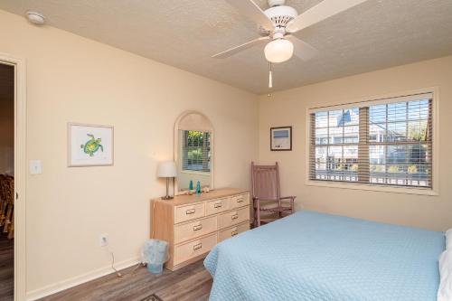 Pelican Palace by Oak Island Accommodations - photo 25