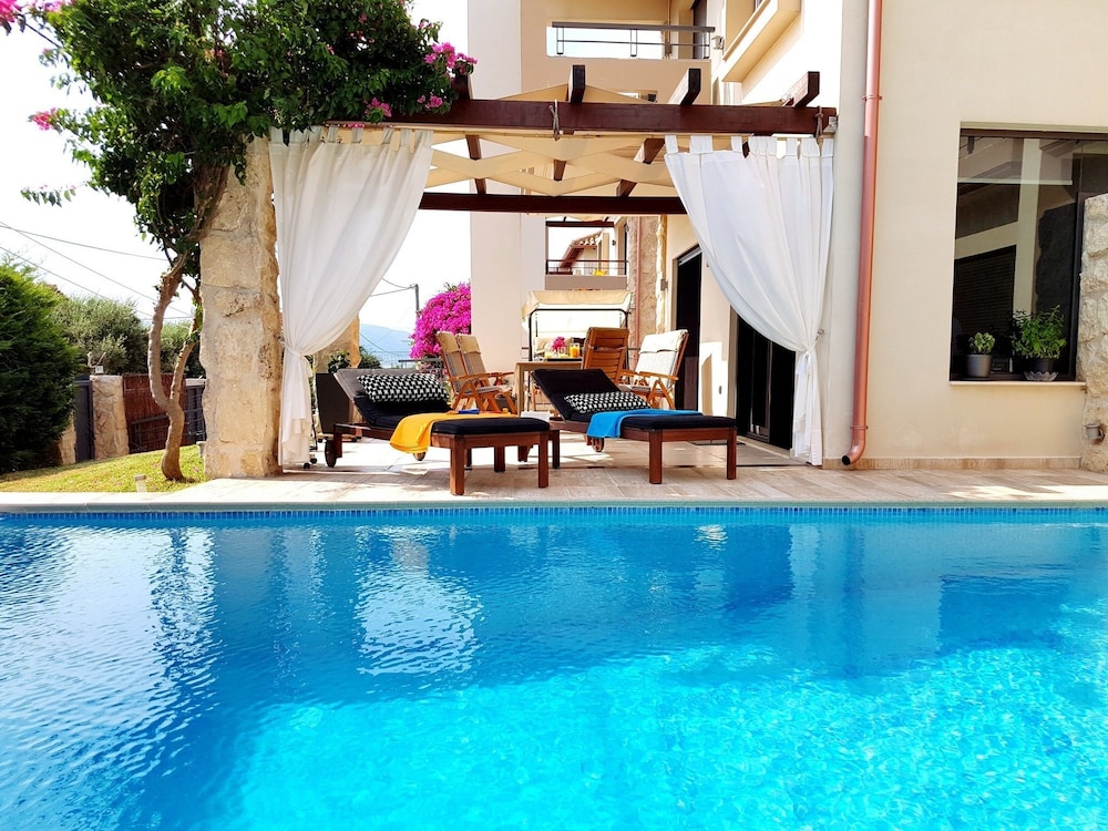 Villa Vanessa — 4-Star Luxury Hotel in Patra, Greece
