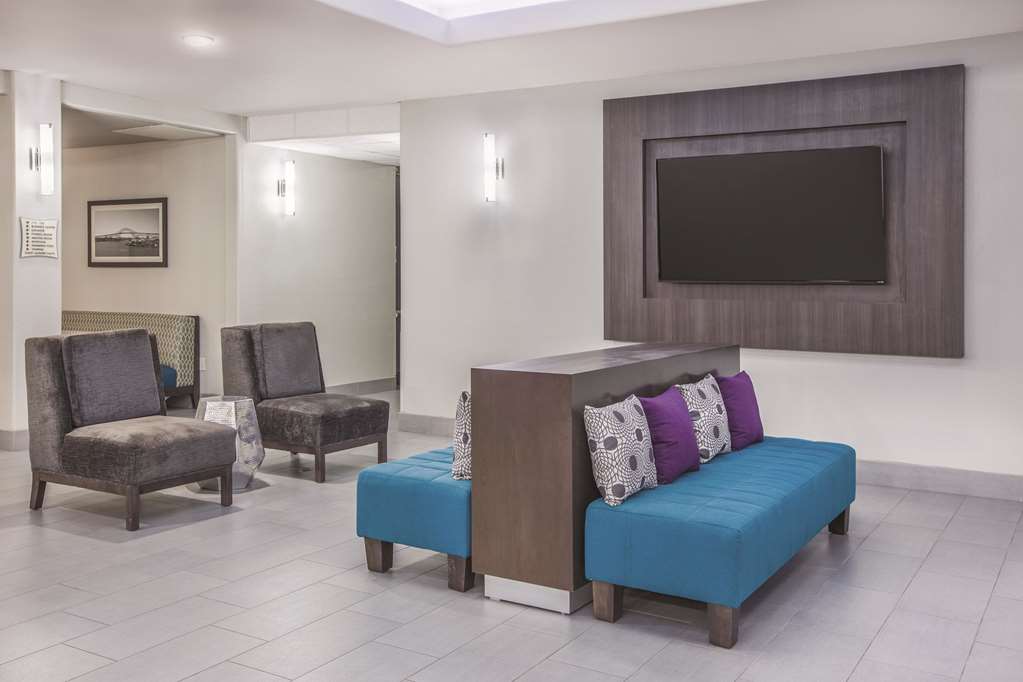 La Quinta Inn & Suites by Wyndham Bay City - photo 4