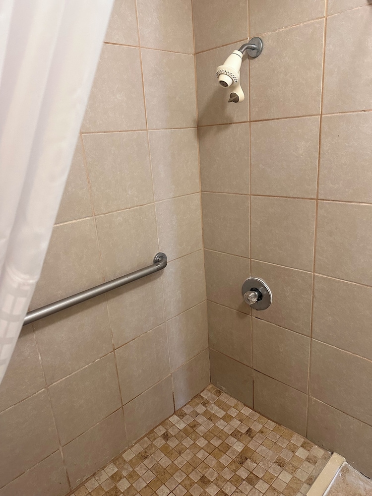 Travelodge by Wyndham Clarksville - photo 13