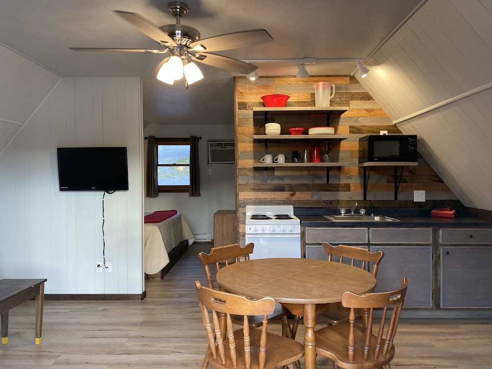 Calm Waters Cabin Resort - photo 45