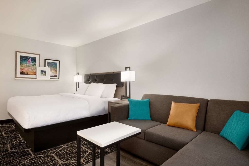 La Quinta Inn & Suites by Wyndham Dothan - photo 30