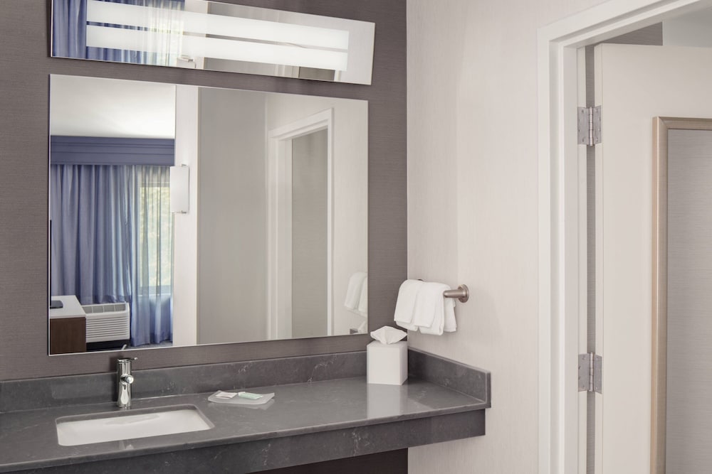 Courtyard by Marriott Portland Airport - photo 21