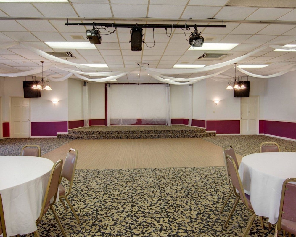 Econo Lodge & Conference Center - photo 39