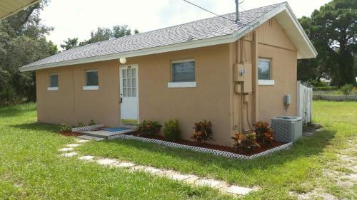 Cottage on Walking Distance To Nokomis Beach — 4-Star Luxury Hotel in Nokomis, United States