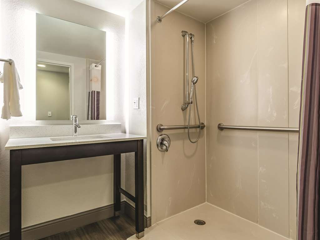 La Quinta Inn & Suites by Wyndham Warwick Providence Airport - photo 17