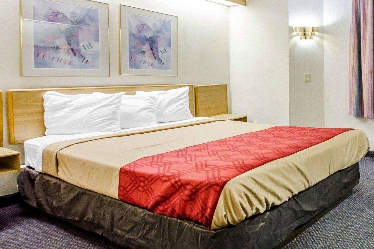 Econo Lodge London North - photo 4