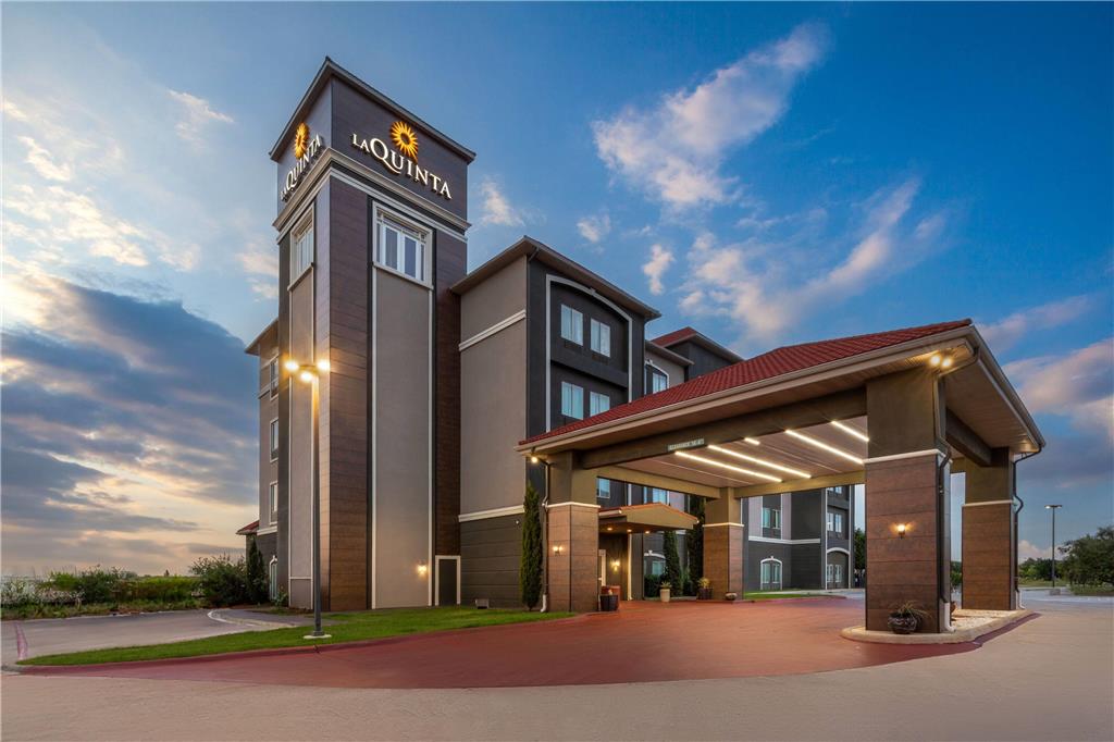 La Quinta Inn & Suites by Wyndham Brownwood - photo 3