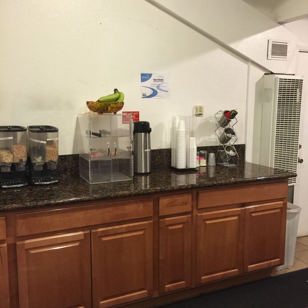 Econo Lodge - photo 20