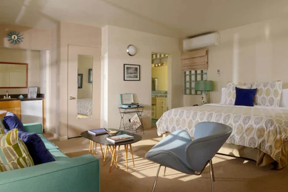 The Hideaway 21 and Over a Town and Desert Boutique Hotel - photo 3