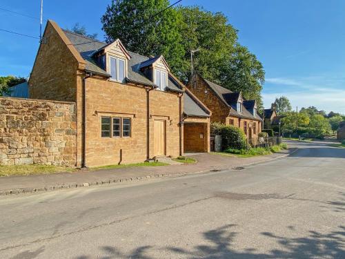 Finch Cottage — 5-Star Luxury Hotel in Farnborough, United Kingdom