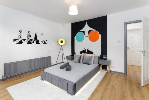 FLATZY Iconic Beatles and Liverpool Culture Home — 4-Star Luxury Hotel in Liverpool, United Kingdom