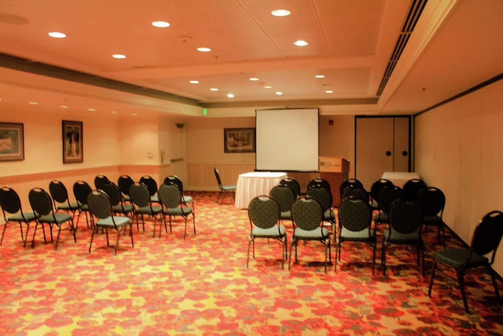 Hilton Garden Inn Redding - photo 51