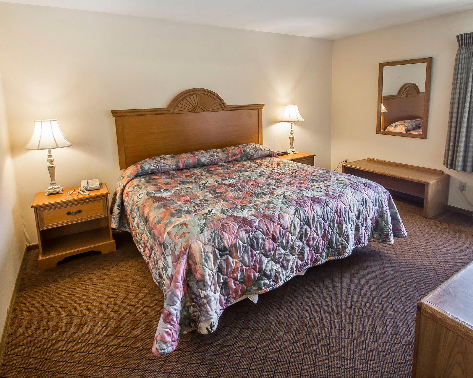 Econo Lodge Inn & Suites - photo 9