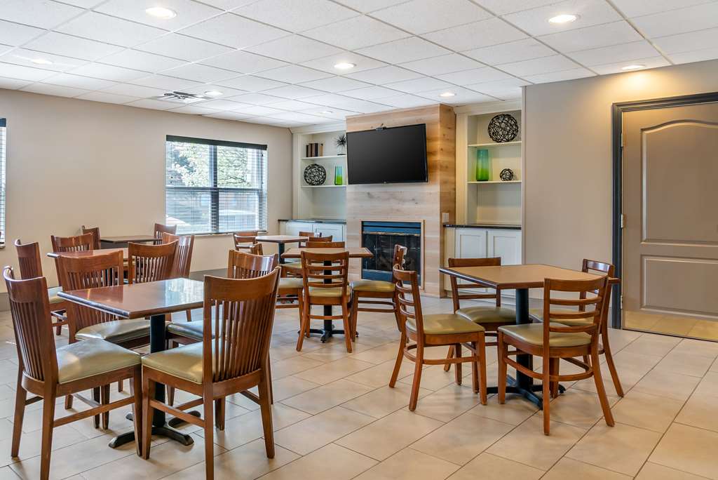 Country Inn & Suites by Radisson Rossford Toledo South - photo 45