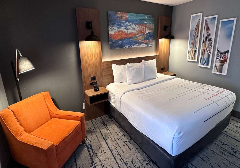 La Quinta Inn & Suites by Wyndham Chicago Gurnee - photo 37