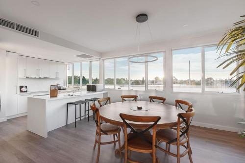 Stylish Penthouse plus Terrace — 4-Star Luxury Hotel in Melbourne, Australia